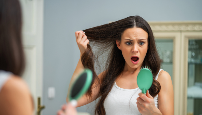 Saçlarınızın Güçsüz Olmasında Etkili 2 Önemli Faktör!